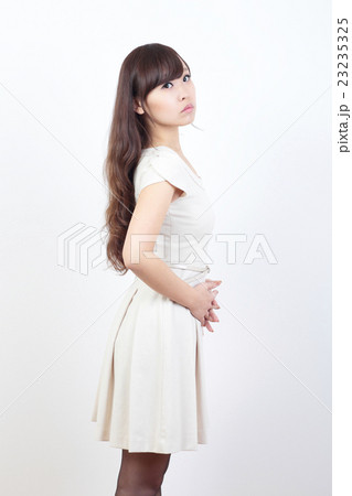 若い女性 ファッション 若い女性 ファッション 23235325