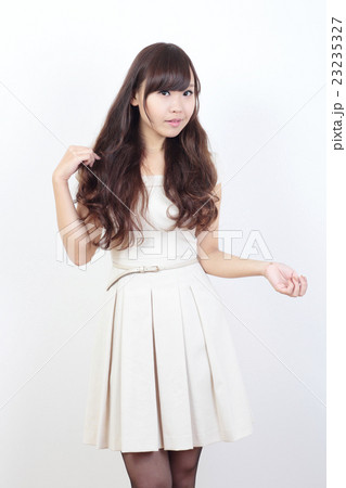 若い女性 ファッション・ヘアスタイル 若い女性 ファッション・ヘアスタイル 23235327