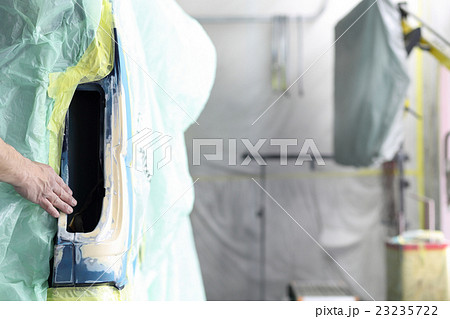 車 鈑金塗装 職人の手 23235722