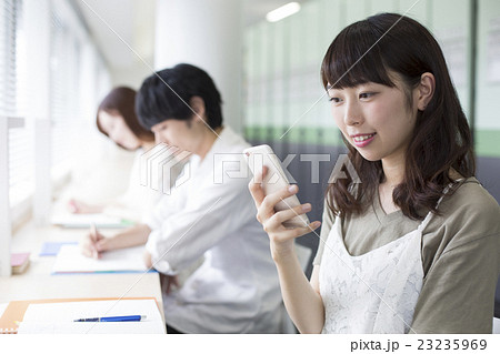 窓際、3人並んで勉強とスマホ 23235969