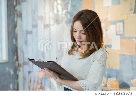 クリップボードを持つ女性 23235972