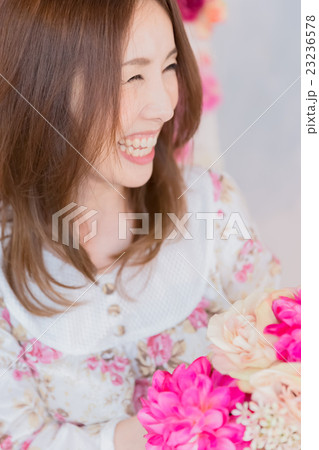 花束を持つパジャマ姿の女性 23236578