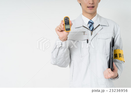 クリップボードと風量測定器を持つ作業員 23236956