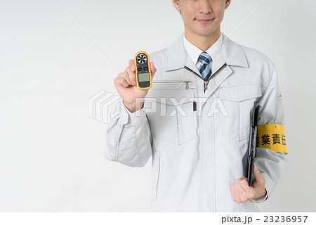 クリップボードと風量測定器を持つ作業員 23236957