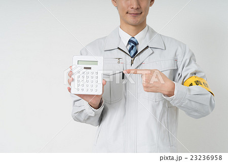 電卓を持つ作業員 電卓を持つ作業員 23236958