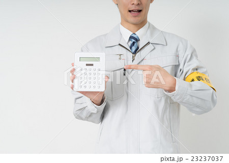 電卓を持つ作業員 電卓を持つ作業員 23237037