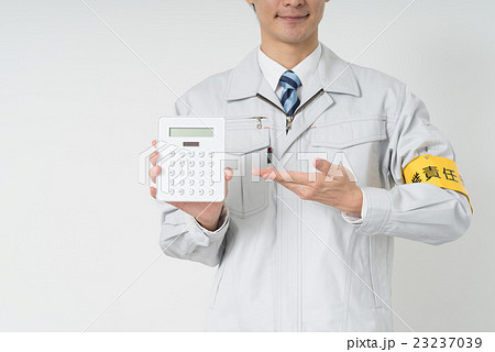 電卓を持つ作業員 電卓を持つ作業員 23237039