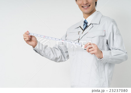 コンベックスを持つ作業員 23237080