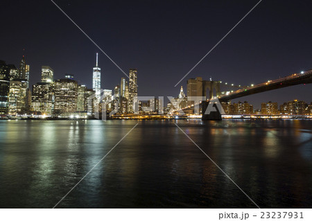 ブルックリン橋とマンハッタンの夜景 ブルックリン橋とマンハッタンの夜景 23237931