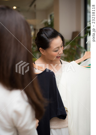 女性 2人 ショッピング 撮影協力:TENOHA DAIKANYAMA 女性 2人 ショッピング 撮影協力:TENOHA DAIKANYAMA 23238118