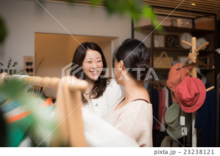 女性 2人 ショッピング 撮影協力:TENOHA DAIKANYAMA 女性 2人 ショッピング 撮影協力:TENOHA DAIKANYAMA 23238121