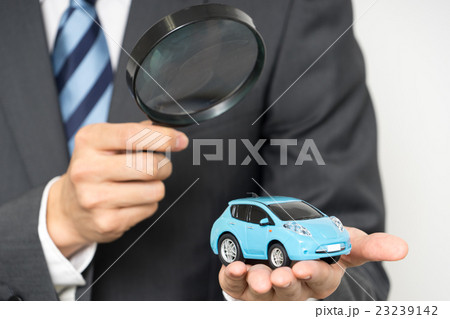 自動車を査定するビジネスマン 23239142