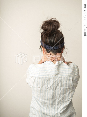 女性の後姿 女性の後姿 23239168