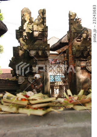 バリヒンドゥーのお供え物（ウブド･バリ島／インドネシア） 23243683