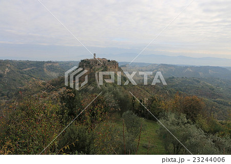 イタリアの観光名所　台地辺縁部の崩落により死にゆく町チヴィタ・ディ・バーニョレージョ１ 23244006