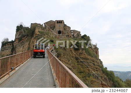 イタリアの観光名所　台地辺縁部の崩落により死にゆく町チヴィタ・ディ・バーニョレージョ３ 23244007