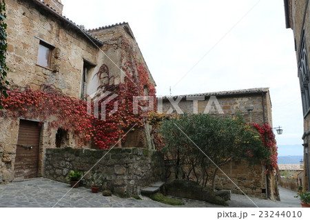 イタリアの観光名所 台地辺縁部の崩落により死にゆく町チヴィタ ディ バーニョレージョにある家２の写真素材
