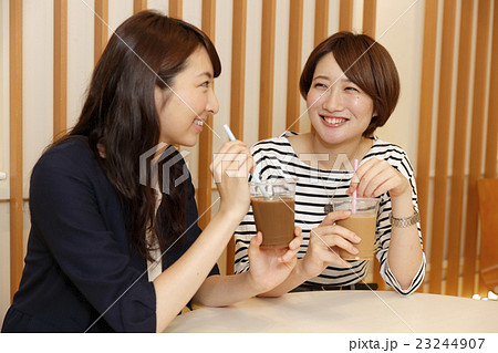 カフェで談笑する若者 カフェで談笑する若者 23244907