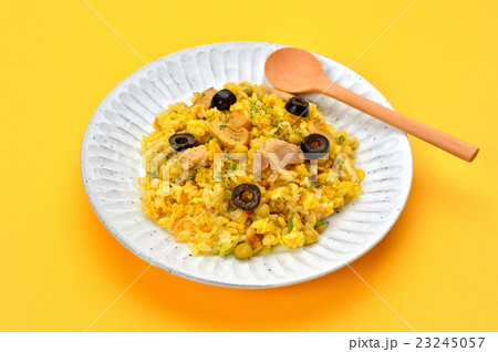 洋食屋さんの定番、ドライカレー（カレー炒飯）。 23245057