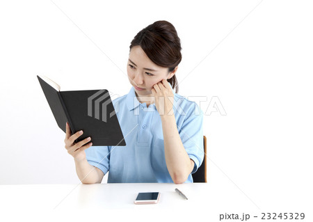 ノートを見る女性 23245329