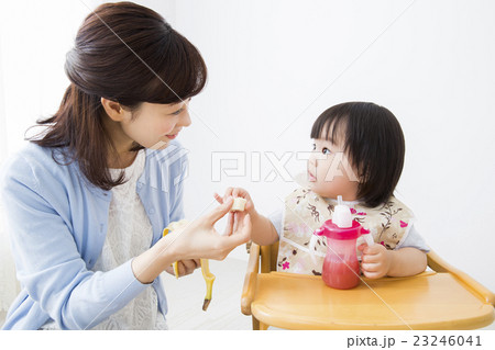 お母さんと赤ちゃん 23246041
