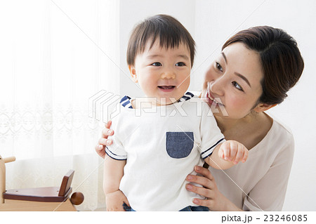 お母さんと赤ちゃん お母さんと赤ちゃん 23246085