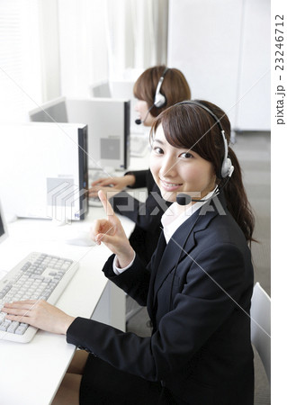 オペレーター　コールセンター　指差し 23246712