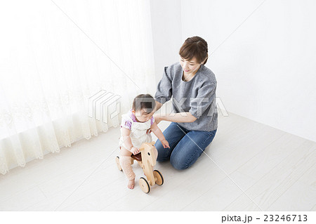 お母さんと赤ちゃん 23246713