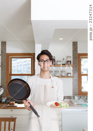 家事をする男性 家事をする男性 23247314