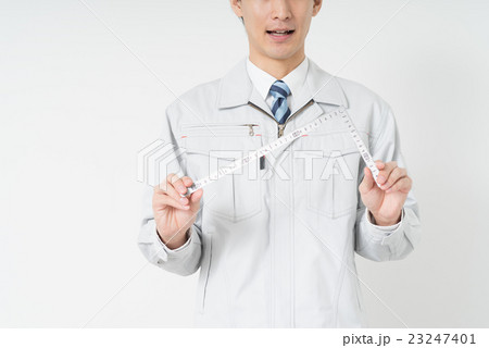 差し金を持つ作業員 23247401