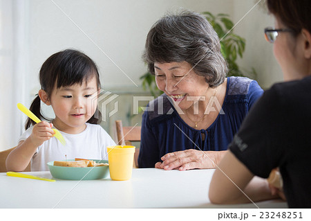 幸せそうな家族の写真素材