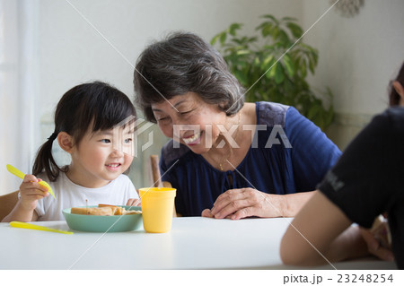 幸せそうな家族 幸せそうな家族 23248254