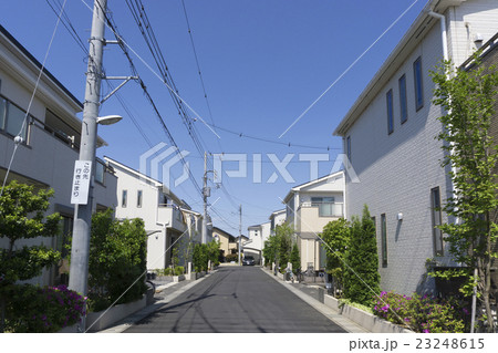 住宅 新築住宅街 街並 イメージ 緑 青空 快晴 春 住宅 新築住宅街 街並 イメージ 緑 青空 快晴 春 23248615
