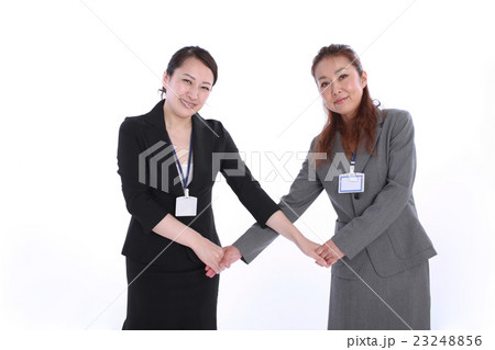 休憩時間にストレッチ運動をする二人の女性社員 23248856
