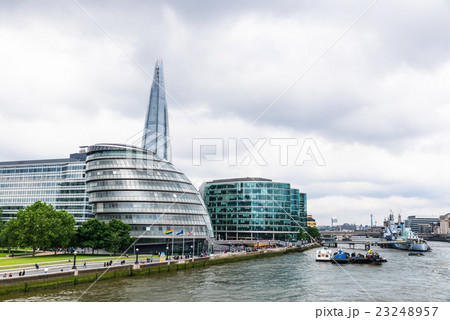 タワー・ブリッジから眺めるテムズ川沿いの風景 23248957