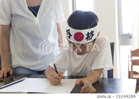 受験勉強をする幼稚園児 小学校受験 塾 母 汎用 合格はちまき 教える タブレットを横にの写真素材