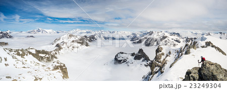Mountain peaks and snowcapped ridges in the Alps 23249304