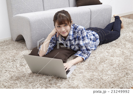 20代女性パソコン 23249992