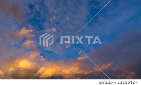 7月前半の夕焼けの空　16:9 23250137