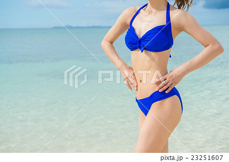 水着の女性 水着の女性 23251607