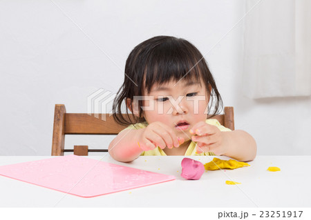 粘土遊びに夢中な子どもの写真素材