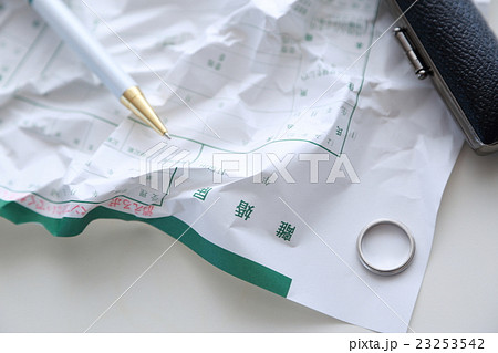 離婚届 (指輪 ショック トラブル 別れ ネガティブ 用紙 書類 悲しい 結婚指輪 印鑑 実印 印) 23253542