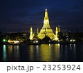 暁の寺院の夜景 23253924