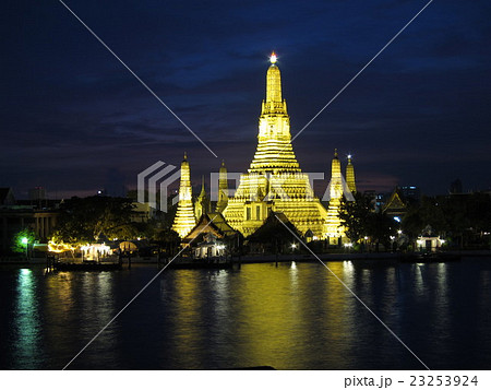 暁の寺院の夜景 23253924
