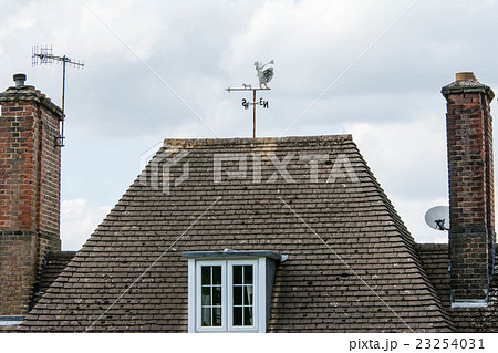 イギリス郊外 煙突と台形の屋根の建物の写真素材