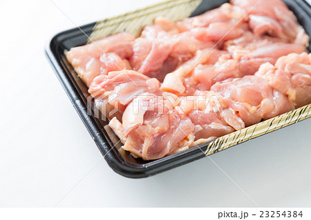鶏もも肉　白バック 23254384