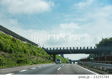 高速道路を走行中の軽自動車 23255784
