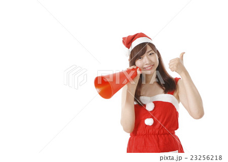 サンタ姿の若い女性 23256218