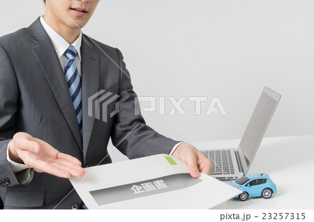 自動車を紹介する男性社員 23257315