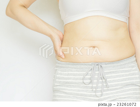 女性のたるんだおなか 女性のたるんだおなか 23261072